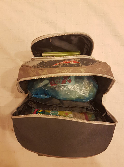 Чем шире раскрывается рюкзак, тем лучше: так ребенку будет удобнее складывать внутрь вещи, а тетради и учебники не помнутся