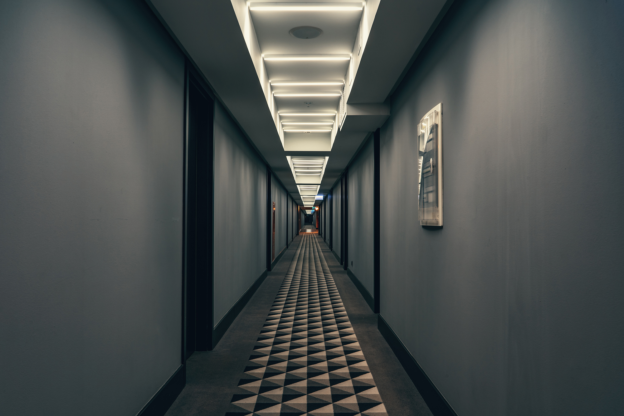 Длинный безлюдный коридор — почти эталонный пример лиминального пространства. Источник: DedMityay / Shutterstock