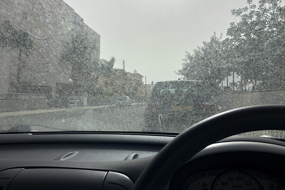 Вот что ждет водителей, когда они садятся в машину в пыльный день