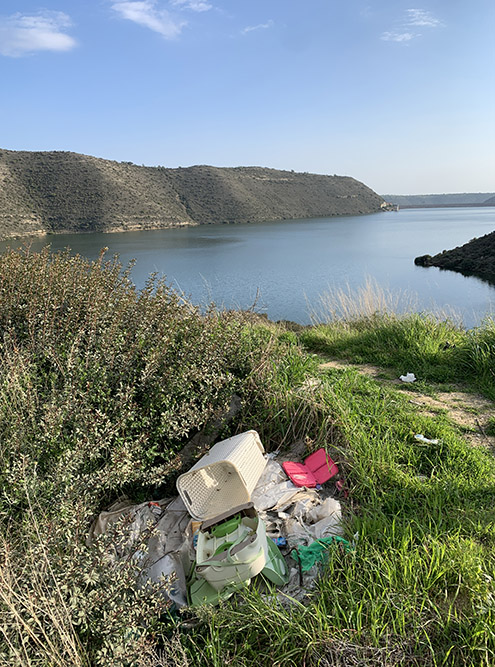 А это мусор у дамбы Курис недалеко от Лимасола
