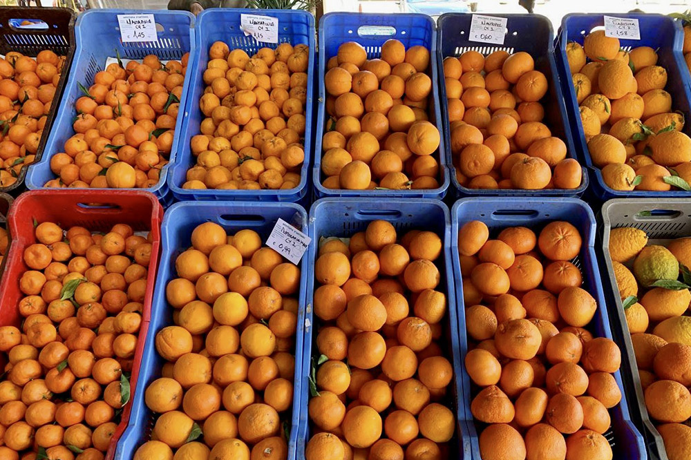 Фрутариями на Кипре называют фруктово-овощные магазины. Из них тоже доставляют продукты домой. Фото: Люба Алферова