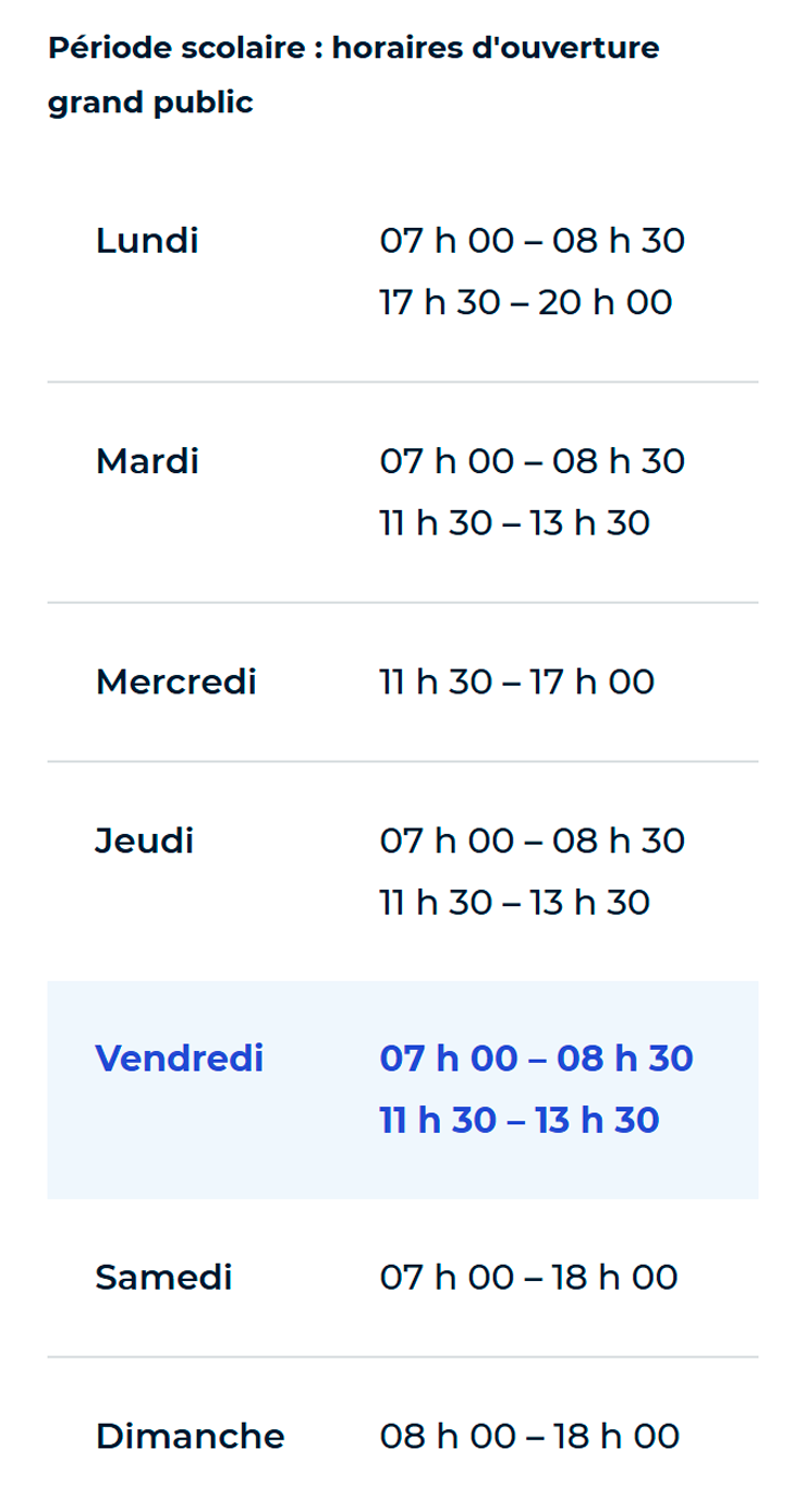 Часы работы одного из муниципальных бассейнов Парижа