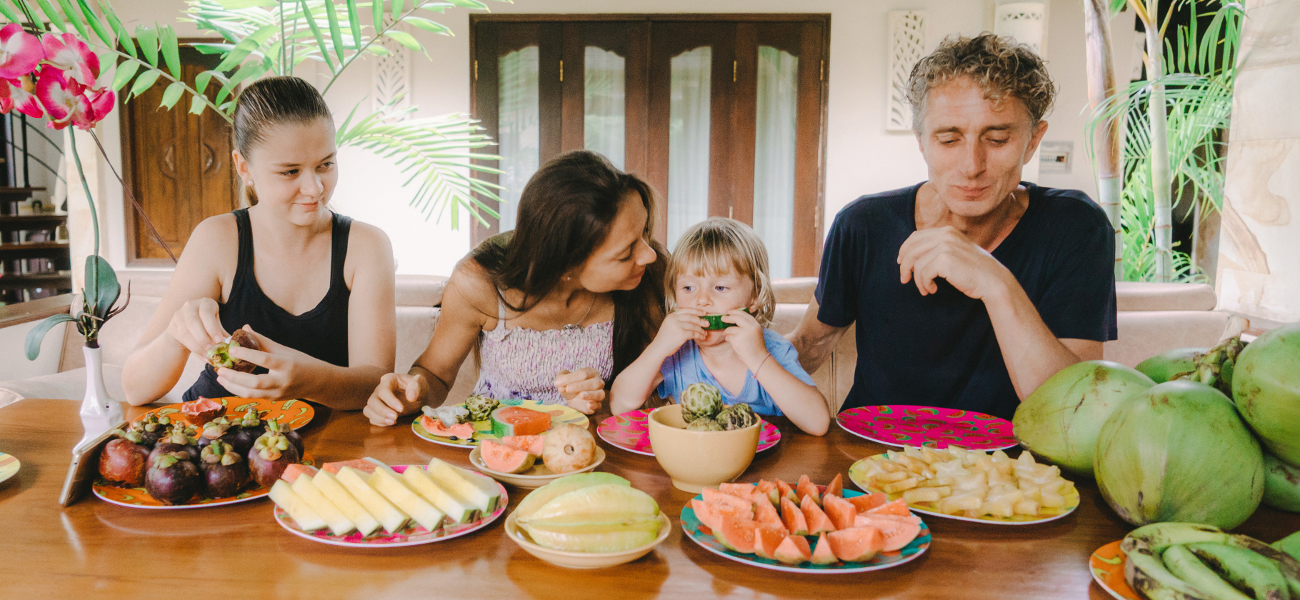Жаловаться на еду и не учить язык: 10 вредных советов эмигрантам