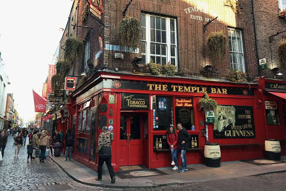 Темпл-Бар — популярный среди туристов район Дублина. В нем расположен одноименный бар, который основали в 1840 году