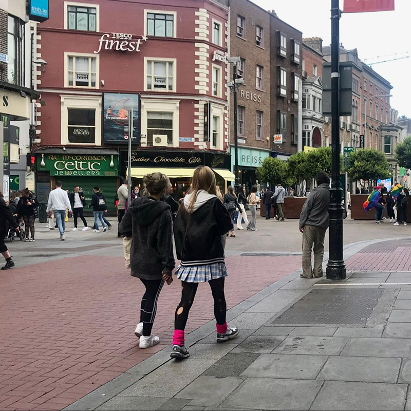 Рваные колготки — обычное дело для ирландских девушек