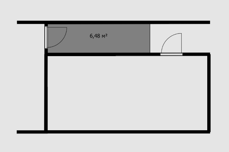 Рядом с этой квартирой есть большой тамбур — больше 6 м². Теоретически его можно было бы присоединить к квартире и получилась бы длинная вытянутая прихожая. Но чтобы присоединить этот кусок коридора в подъезде, нужно получить согласие владельцев остальных квартир, даже если эта дверь ведет только к одной квартире