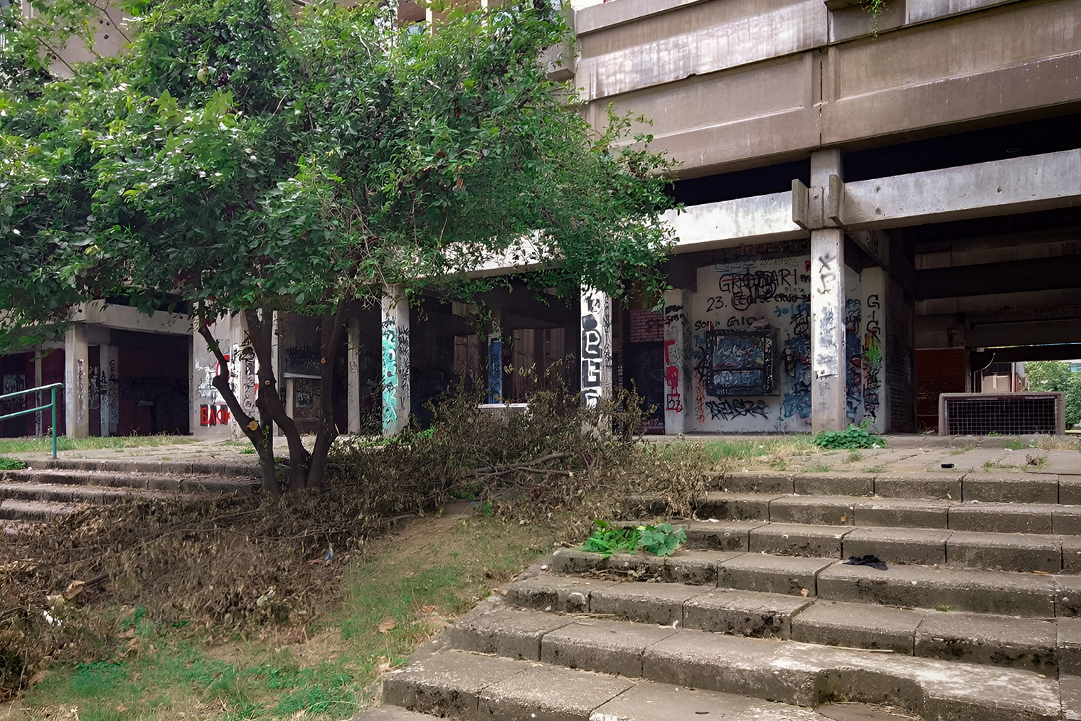 Половина зданий в Белграде изуродованы рисунками и надписями. Власти никак не борются с ними и оставляют в таком виде
