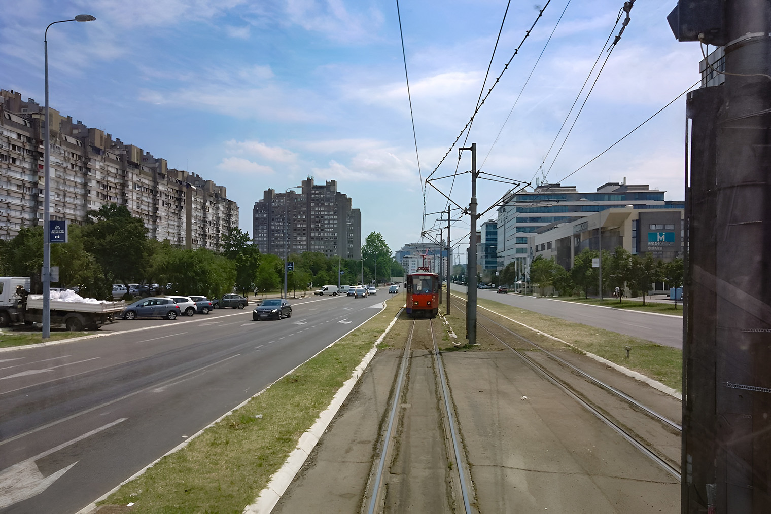 В Белграде много панелек. А некоторые улицы будто переносят в советские времена