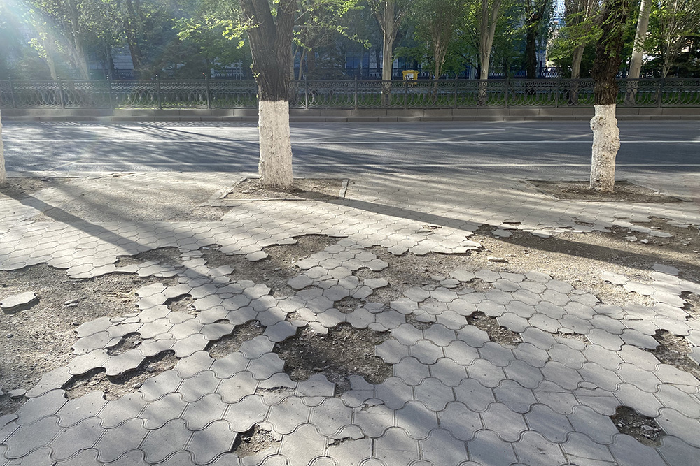 Тротуар на проспекте имени Ленина в центре города