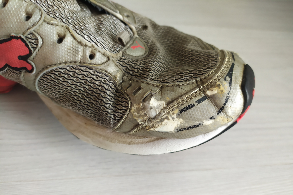 Бадминтон окончательно добил мои старые беговые кроссовки Puma. Это место — стандарт повреждения обуви