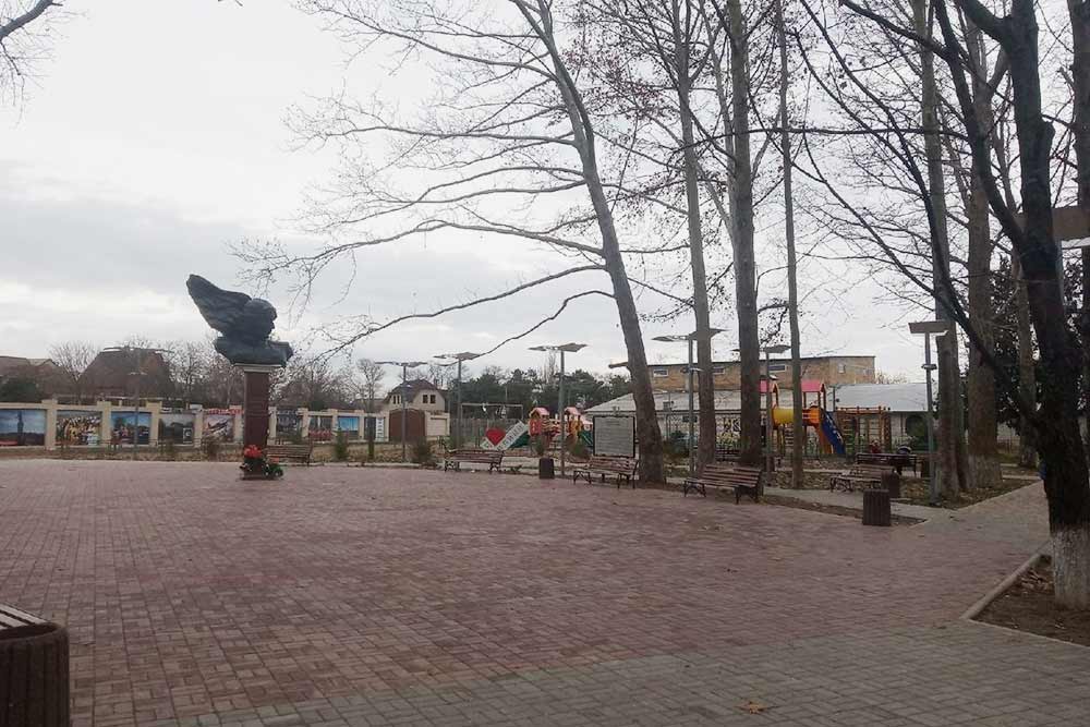 Памятник, детская площадка и аллея в Вилине. Все это построили за последние 4 года