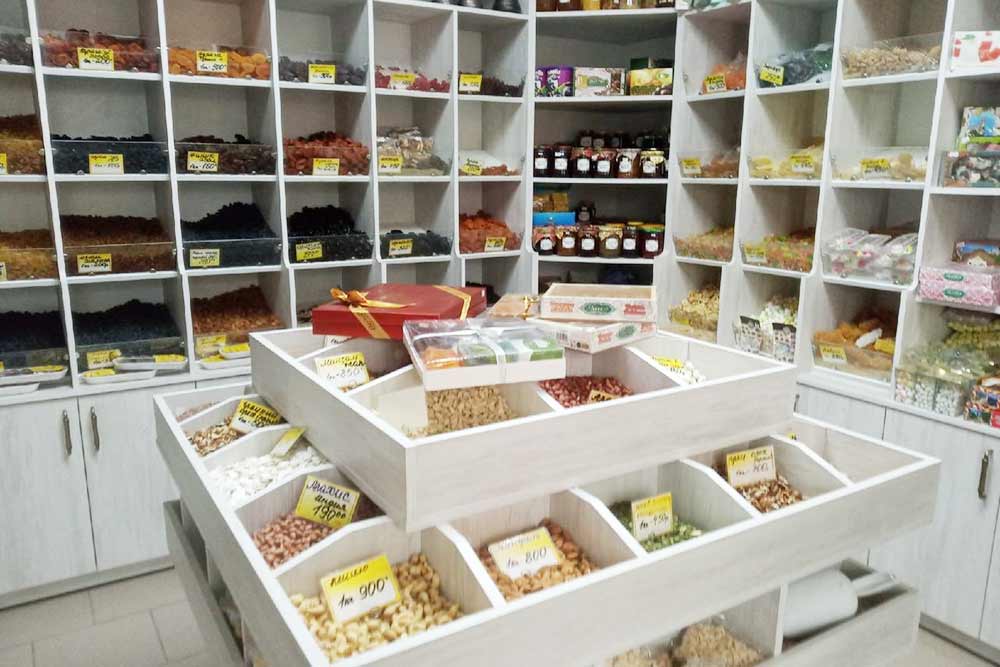 Лавочка со специями, орехами, сухофруктами и восточными сладостями на рынке «Рубин». Здесь пахнет Востоком