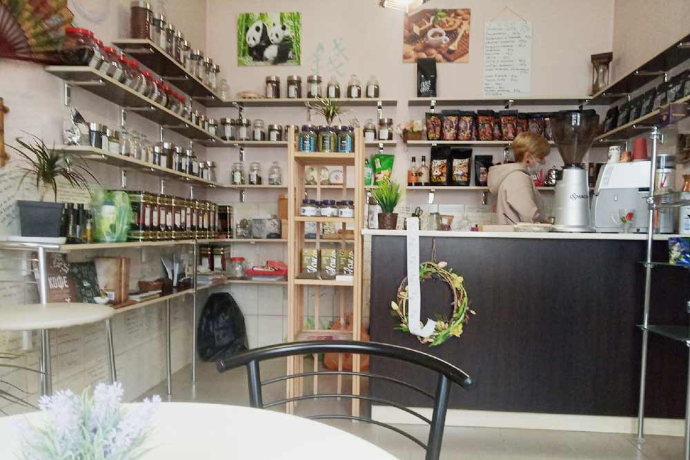 На рынке «Рубин» в Бахчисарае есть неприметная кофейня-магазин «Чайкофский». Здесь можно отведать кофе из турки с сиропом из лепестков роз — очень вкусно. Это удовольствие стоит 100 ₽