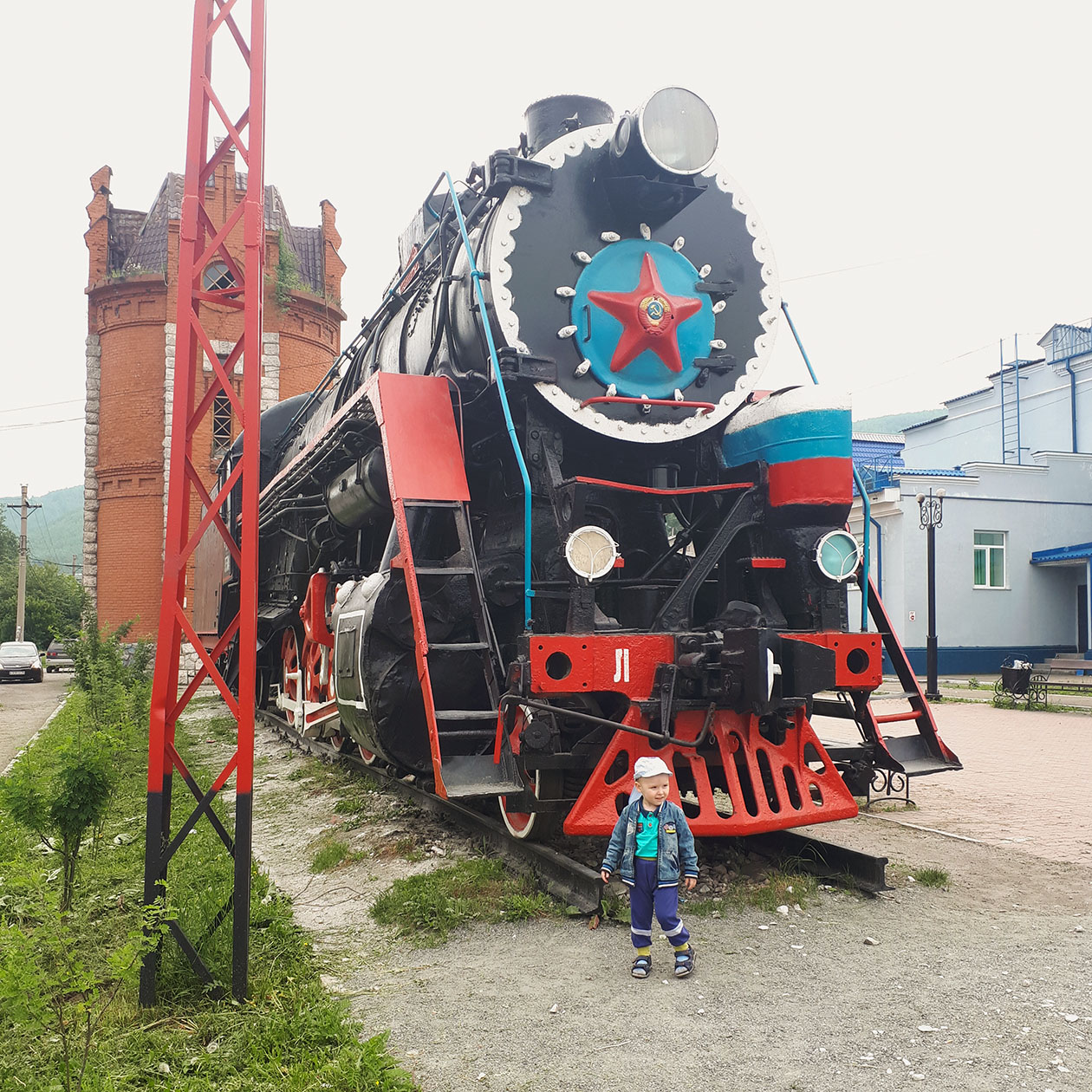 Водонапорная башня и паровоз-памятник