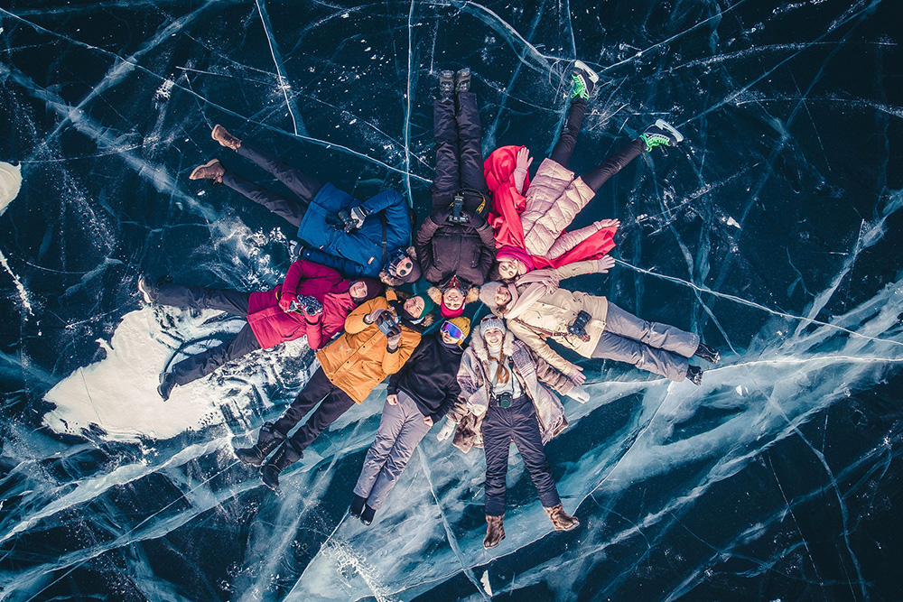 Приехать на Байкал и не полежать на льду — преступление. Фото: Павел Горшков