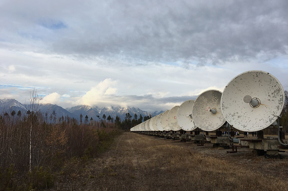 Недалеко от поселка Аршан находится солнечный радиотелескоп. 256 антенн синхронно поворачиваются за Солнцем и сканируют его