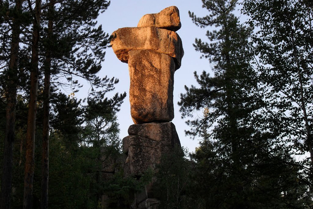 Скальник Идол как будто выложен из камней, поэтому его часто сравнивают с изваяниями с острова Пасхи. Источник: «Есоседи»