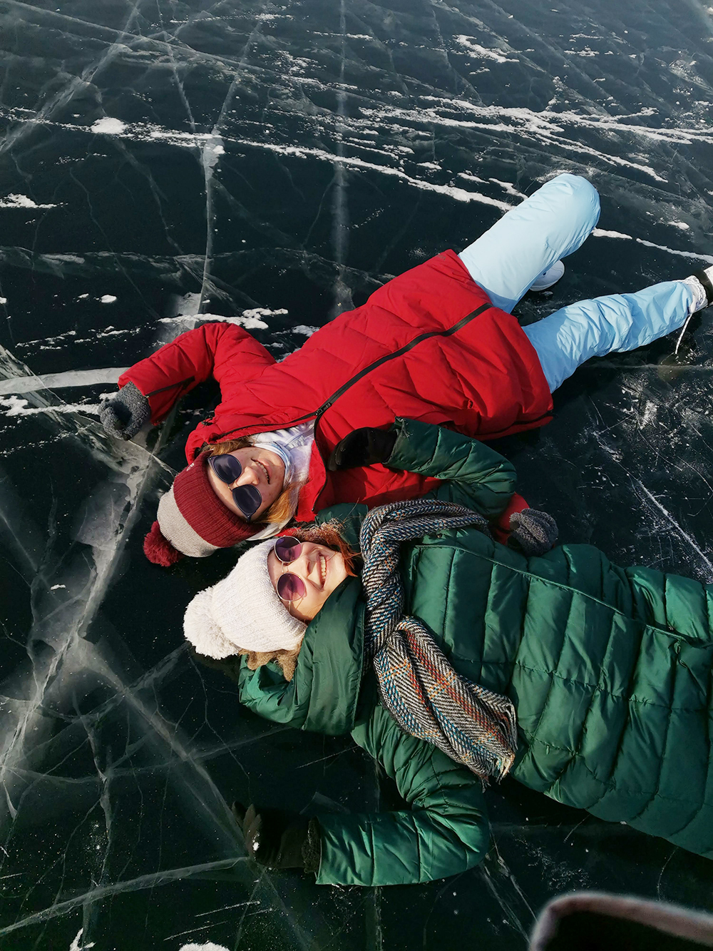 Конечно, мы сделали снимки, лежа на льду