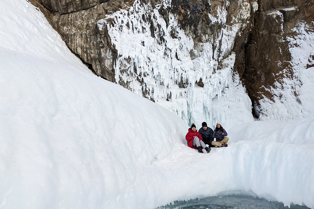 Ребята долго исследовали ледяные гроты и окружающие скалы