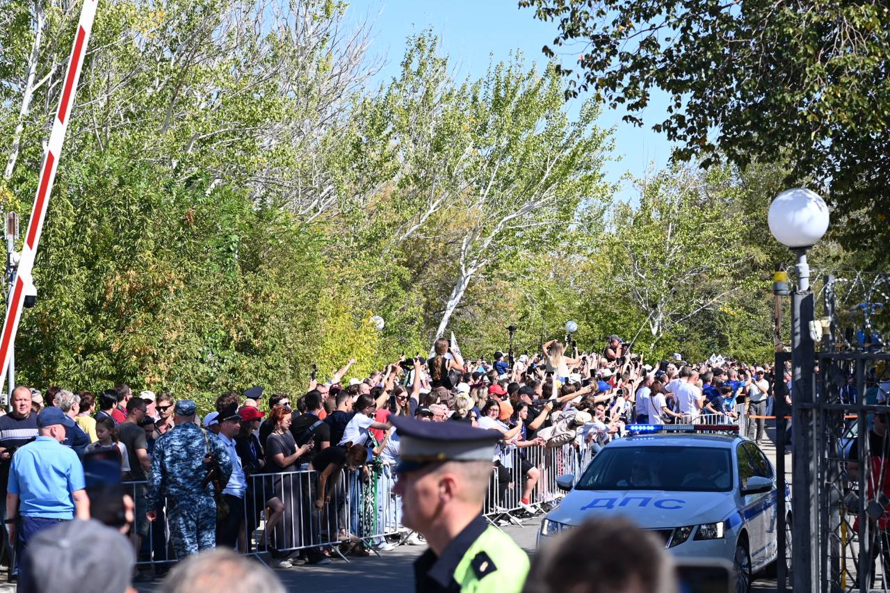 Очередь к дереву Гагарина