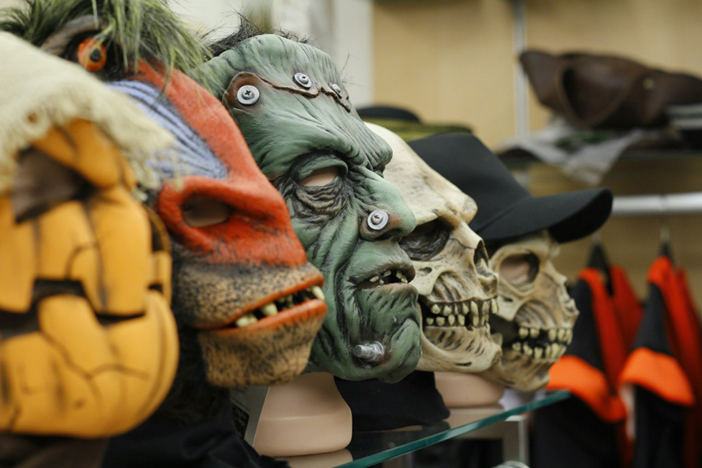 Латексные маски из Мексики. Самые популярные обычно — маска вампира, зомби, инопланетянина, Чаки, Джокера, Голлума