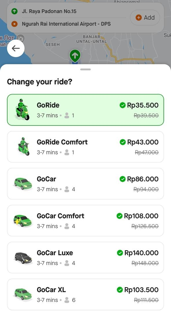 В приложении Gojek поездка на самом простом, неудобном мототакси из Чангу до аэропорта Бали 7 февраля 2024 года стоила 35 000 IDR, на более комфортном — 43 000 IDR, на машине — от 86 000 IDR. Если выбираете мототакси, рекомендую брать вариант «комфорт»: обычно стоимость не сильно выше, а везут вас на просторном скутере, например N⁠-⁠Max