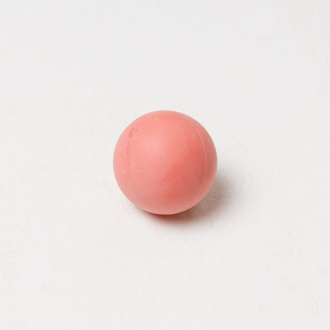 Массажные мячи изготавливают из резины или другого мягкого материала. Классический вариант размером с теннисный мяч