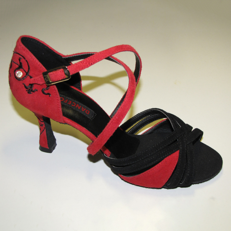 Черно-красные туфли с вышивкой на заднике. Источник: ArtDance