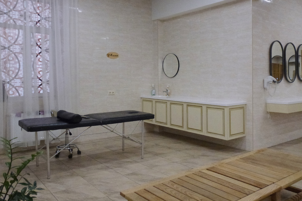 В Мытнинских банях делают разные виды массажа и другие процедуры, например обертывания