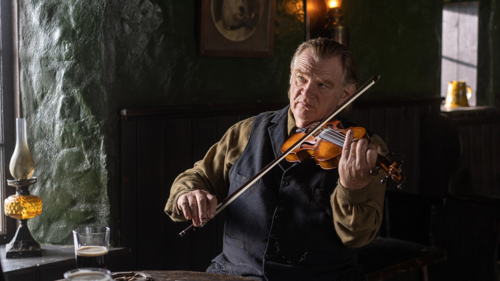 Брендан Глисон умеет играть на скрипке, поэтому сам написал композицию героя и исполнял ее во всех сценах без фонограммы. Источник: Searchlight Pictures