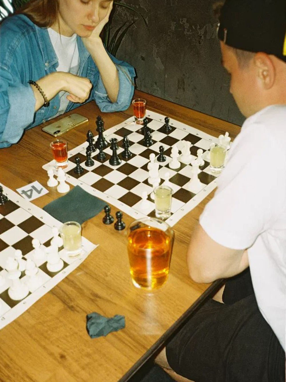 Шахматы в баре — необычный формат, но гостям понравилось