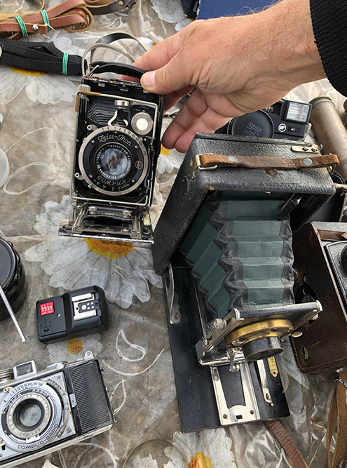 Это работающий фотоаппарат конца 19 века какой⁠-⁠то австрийской фирмы, гордость продавца. Стоит 7000 ₽
