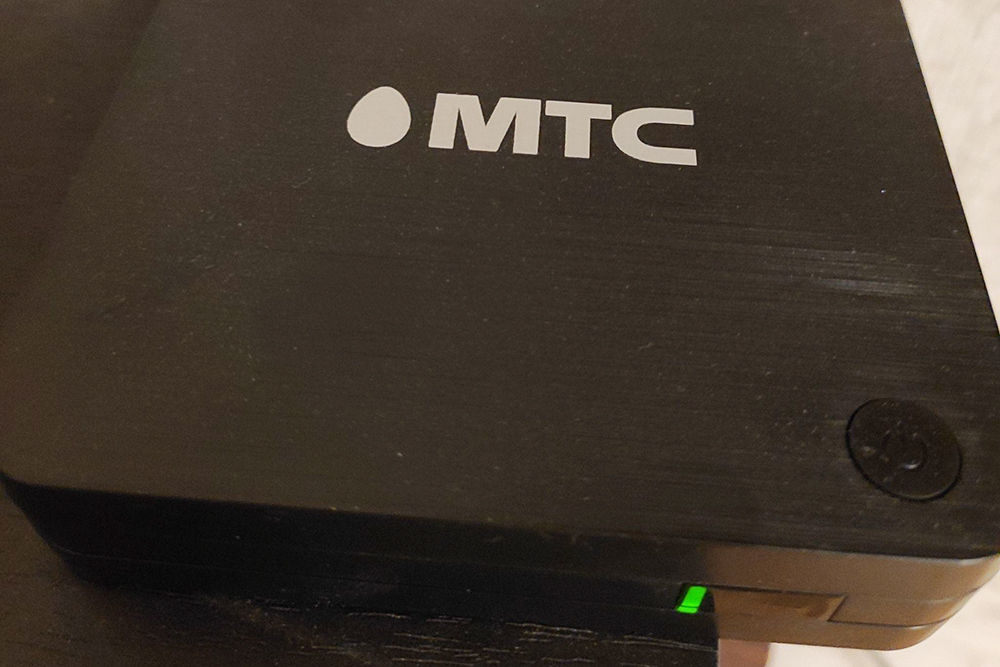 Телевизионная приставка МТС подключается только с помощью кабелей. Смотрю на эти провода и с тоской вспоминаю приставку «Билайн», которая поддерживала вайфай