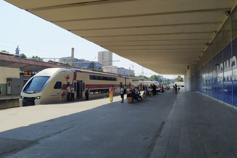 На платформе железнодорожного вокзала Тбилиси просторно и чисто