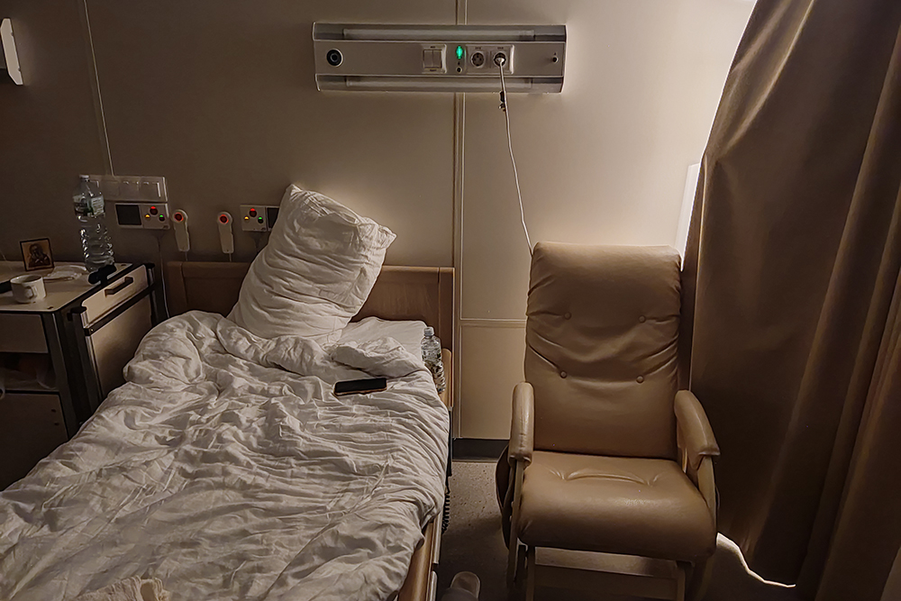 Для комфортного кормления грудью в послеродовой палате рядом с кроватью стояло удобное раскачивающееся кресло с подставкой для ног