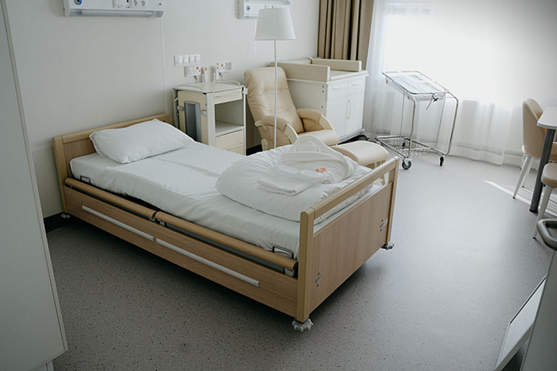 Послеродовые палаты выглядят как гостиничные номера. В госпитале также есть VIP-палаты с двуспальными кроватями — на случай, если папа остается на ночь. Источник: sankt-peterburg.mamadeti.ru