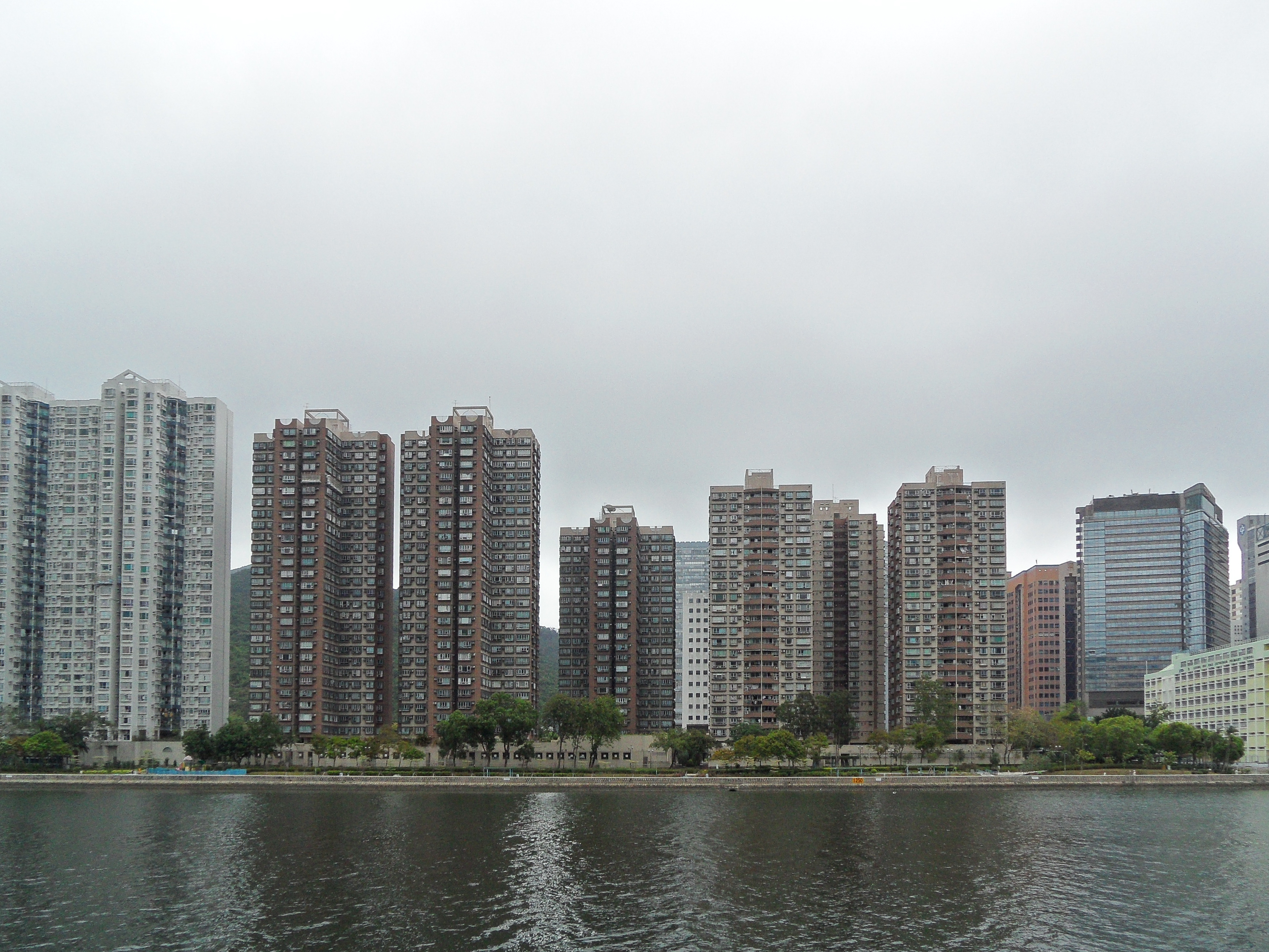 В начале велопрогулки Гонконг продемонстрировал панельные пейзажи