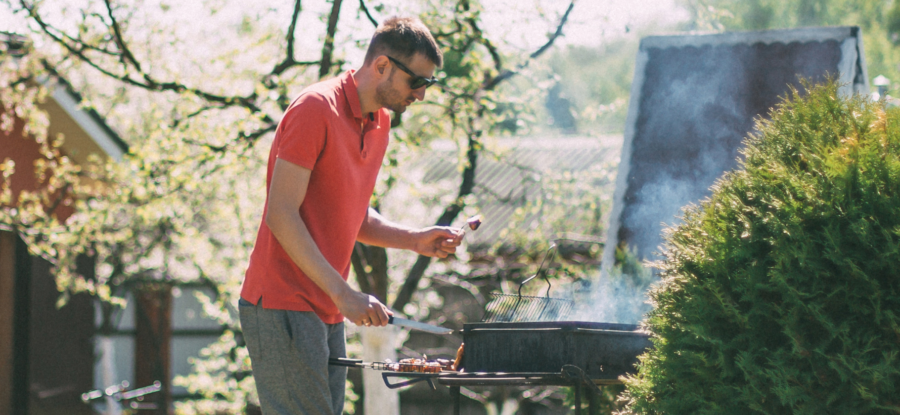 Готовимся к сезону шашлыков: как офор­мить мангальную зону на даче