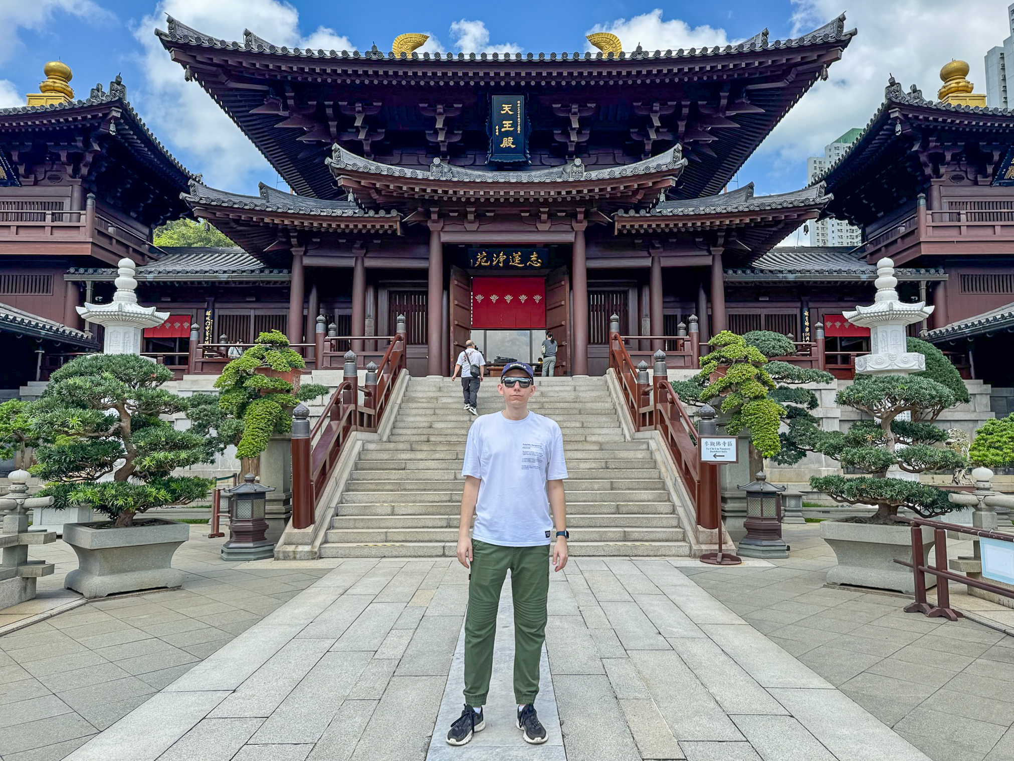 Делаем фото на память на фоне монастыря Chi Lin Nunnery