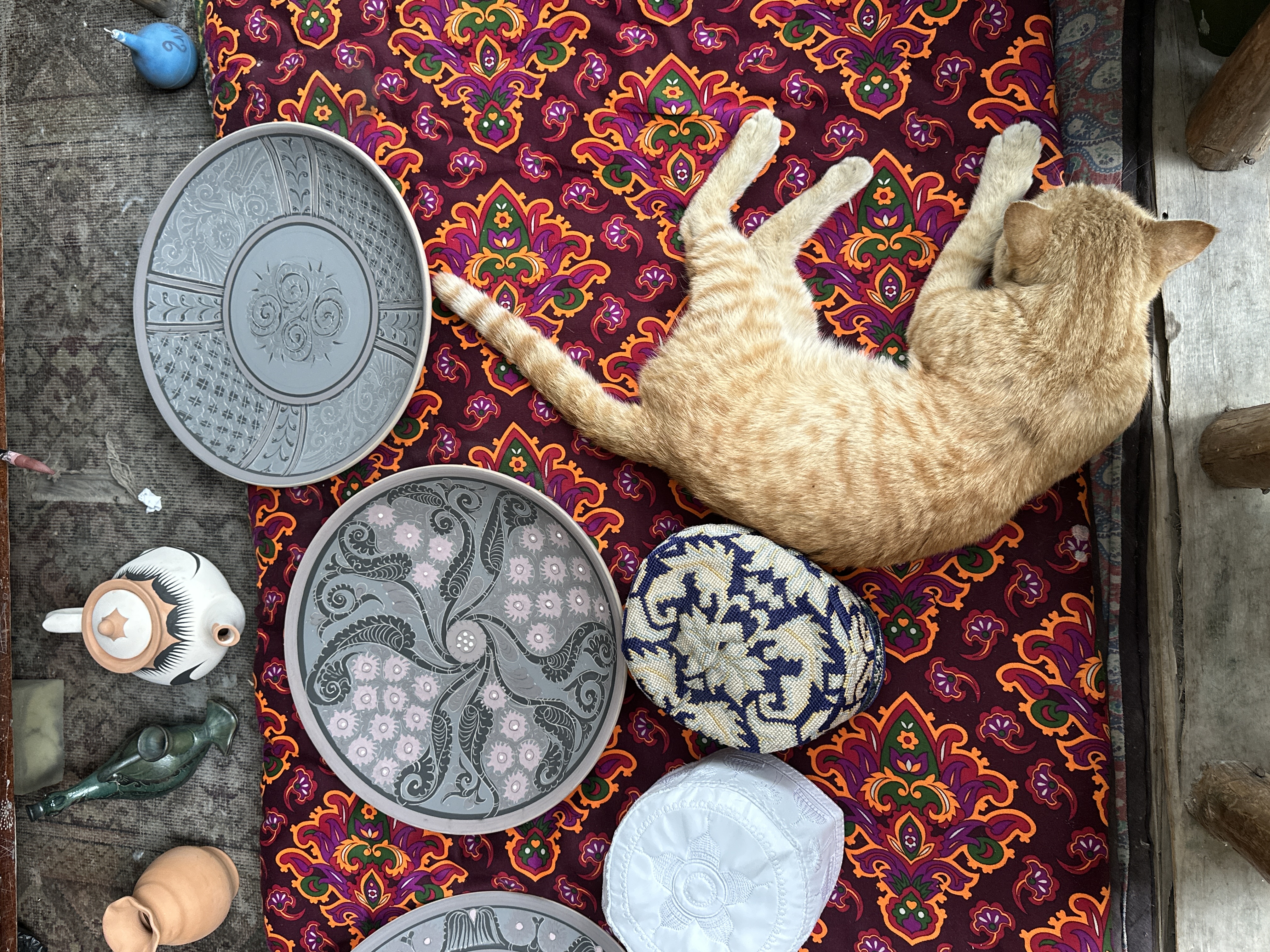 Главный по росписи керамики