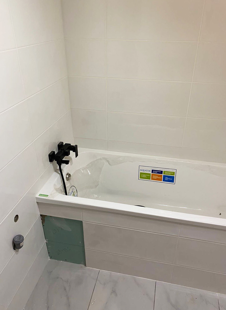Вместо пластиковых лючков муж соорудил крышку на магнитах: с одной стороны ванны у нас есть доступ к коммуникациям, а с другой — система хранения