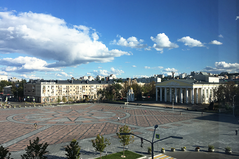 Вид на Соборную площадь из окна гостиницы «Белгород», в которой я жил. Просторный номер с современным ремонтом обошелся в 2800 ₽ за сутки. Летом 2023 года такой стоит 4100 ₽