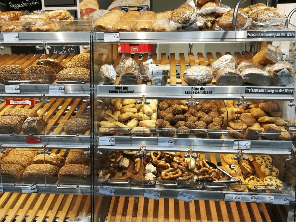 Хлебная полка в обычном районном магазине