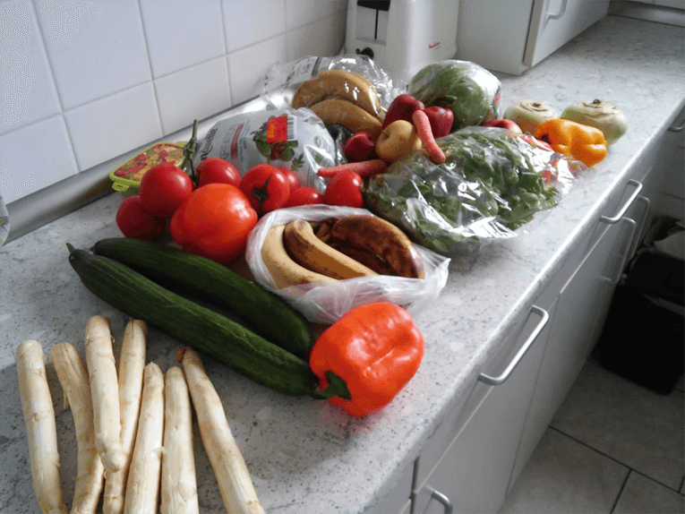 Фрукты и овощи из фудшеринга, немного помятые, но съедобные