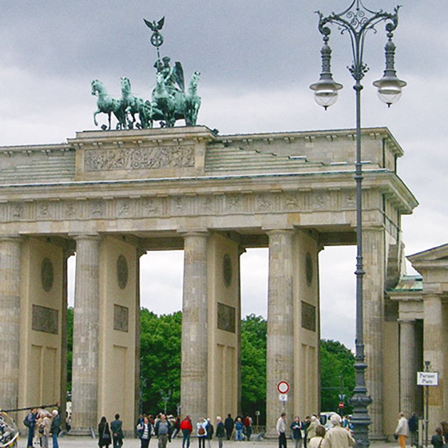 Бранденбургские ворота построили в конце 18 века и назвали Воротами мира