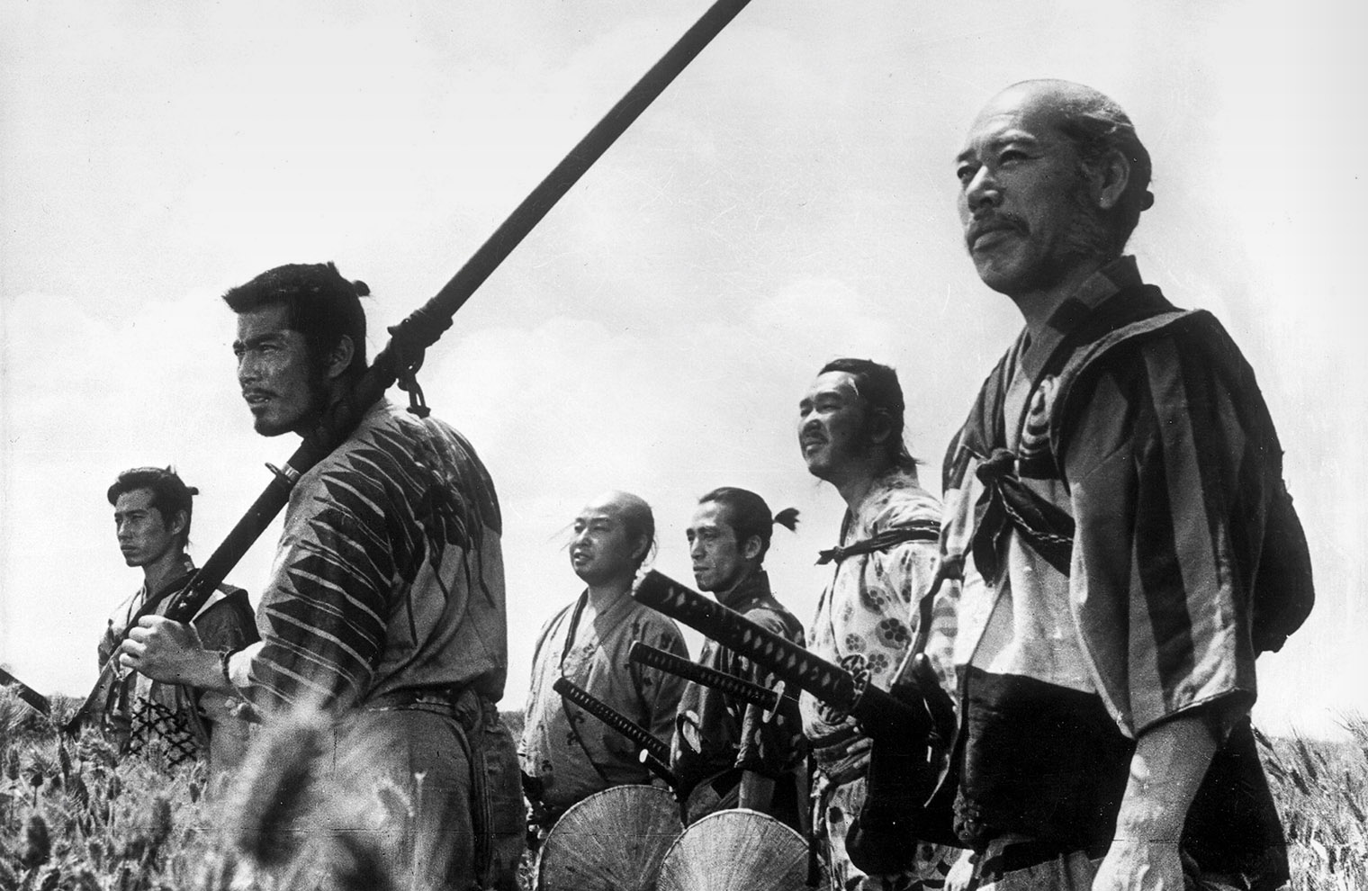 Изначально режиссер Акира Куросава планировал снять фильм о дне из жизни обычного самурая. Позже он развил идею до экшен-драмы о защите деревни. Источник: Toho