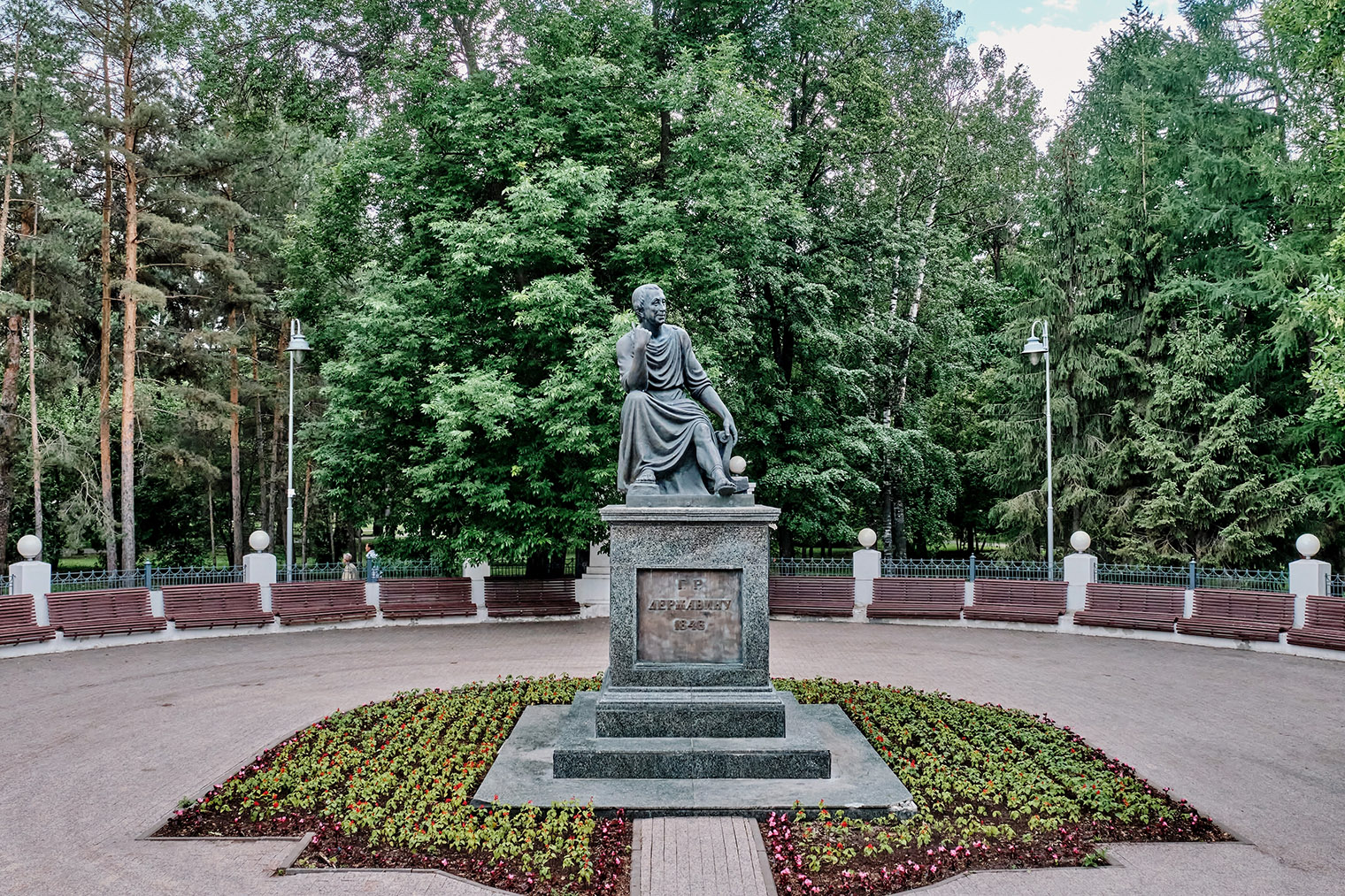 Памятник Гавриилу Державину у входа в Лядской сад. Фото: Irina Kononova / Shutterstock