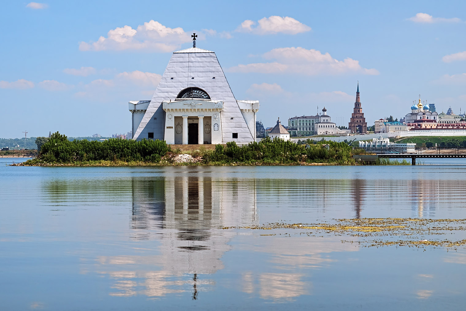 Храм-памятник воинам, павшим при взятии Казани. Фото: Mikhail Markovskiy / Shutterstock
