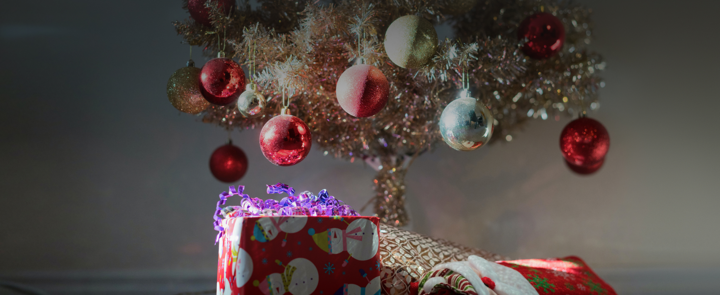 «Глаза мерцали, как новогодние игрушки»: 20 подарков, которые приятно найти под елкой