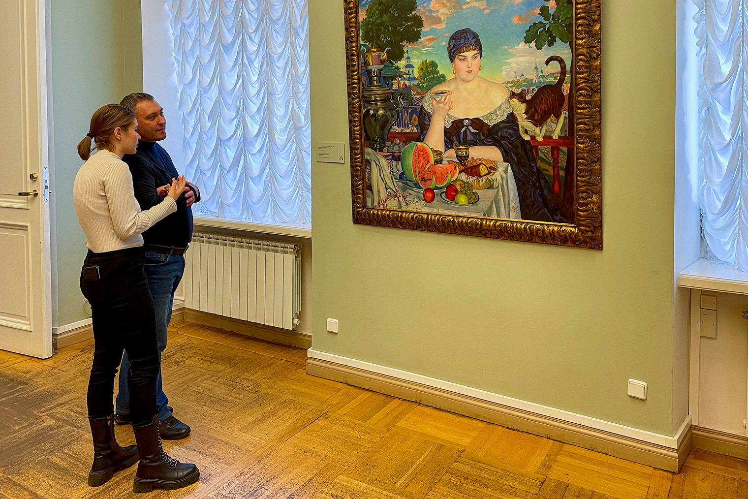 Особенно дети радовались, когда нашли «Купчиху за чаем» Бориса Кустодиева: это их любимая картина